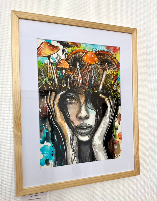 KUNSTDRUCK ÜBERWUCHERT - Lara Simons | Surreales Porträt mit Pilzen und Naturmotiven