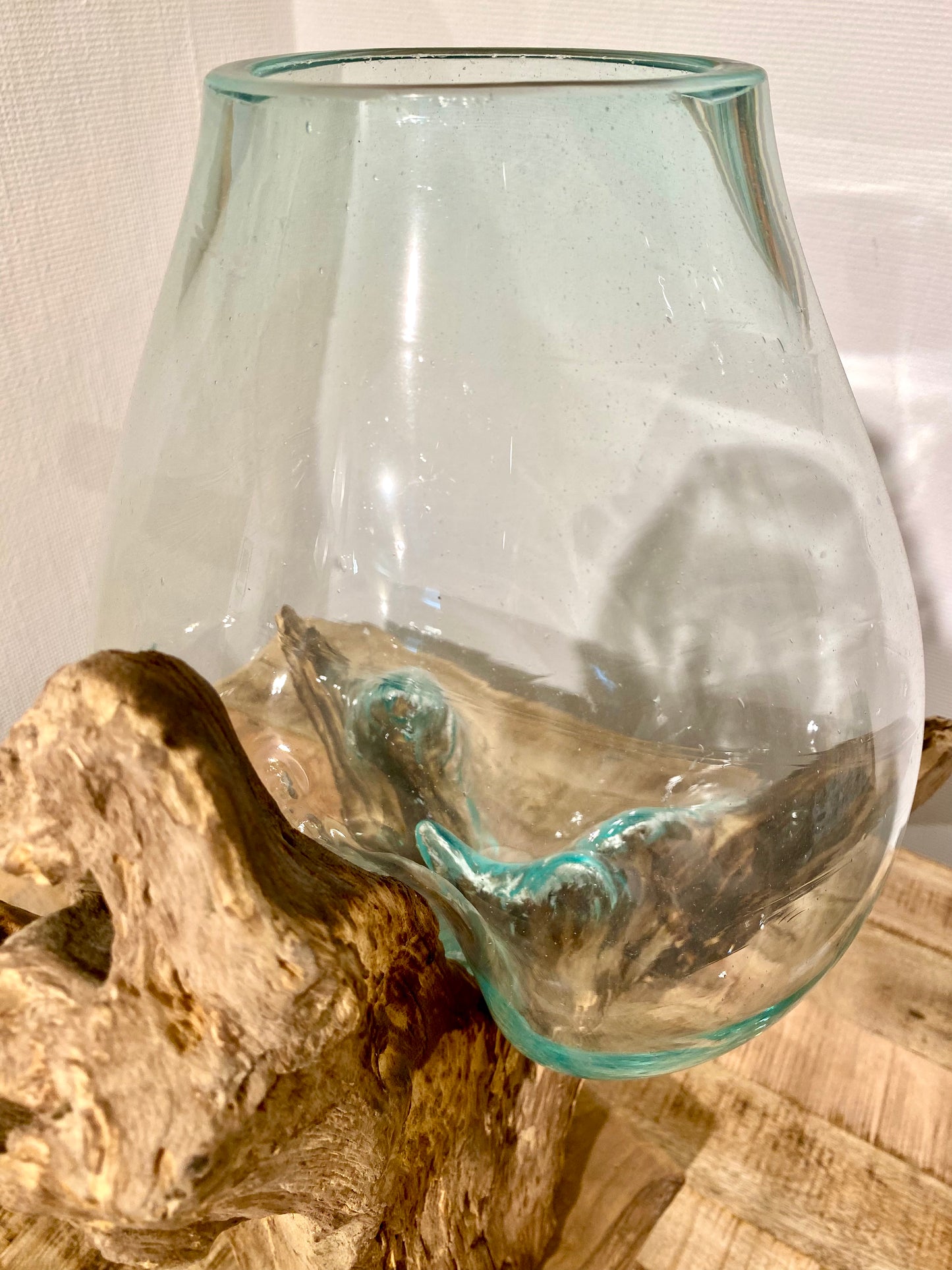 Deko-Wurzel mit Glasvase in Tropfenform