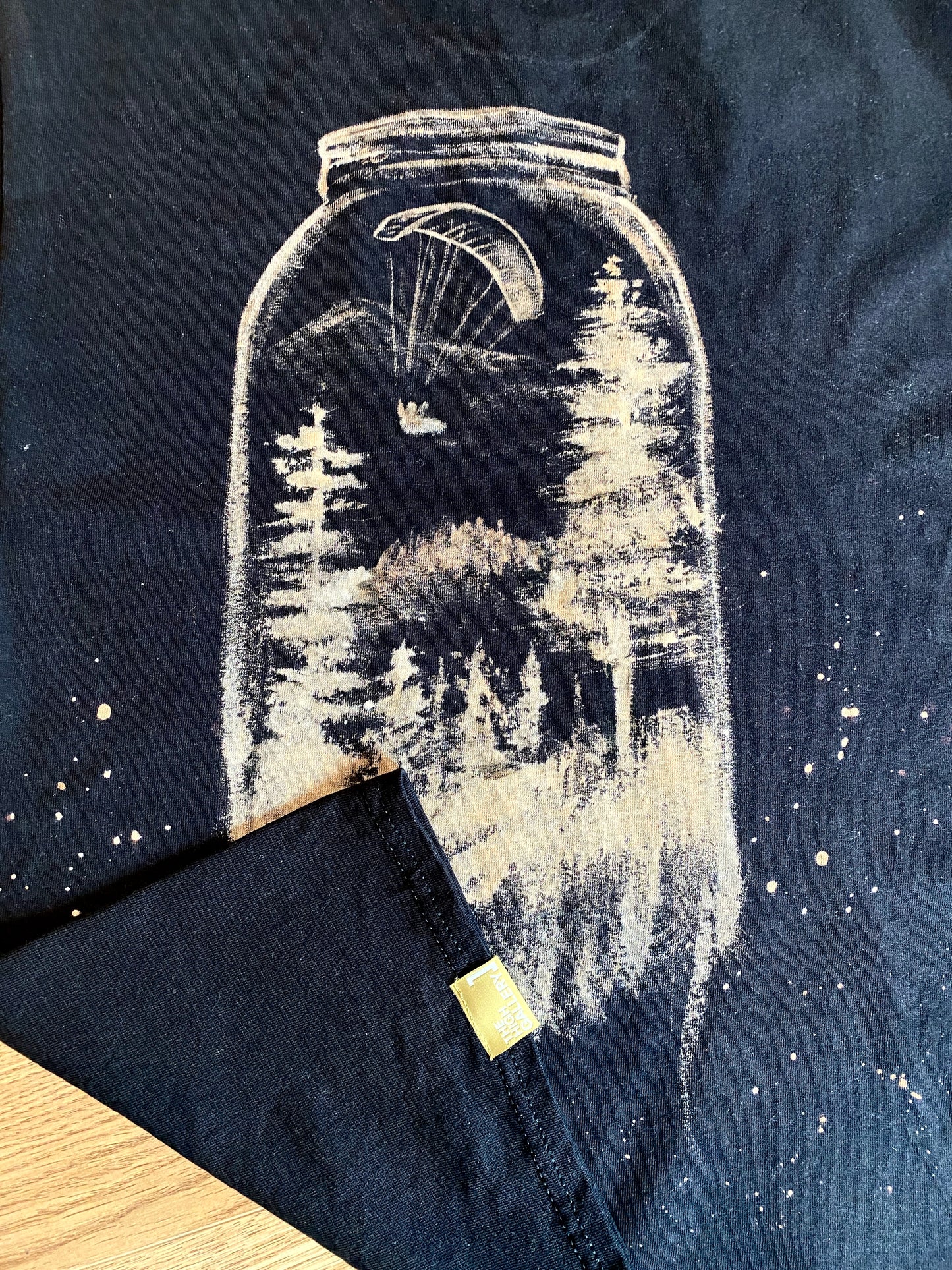 IN A JAR - TINY WORLD | T-Shirt Lara Simons handgemalt Unikat Gleitschirm