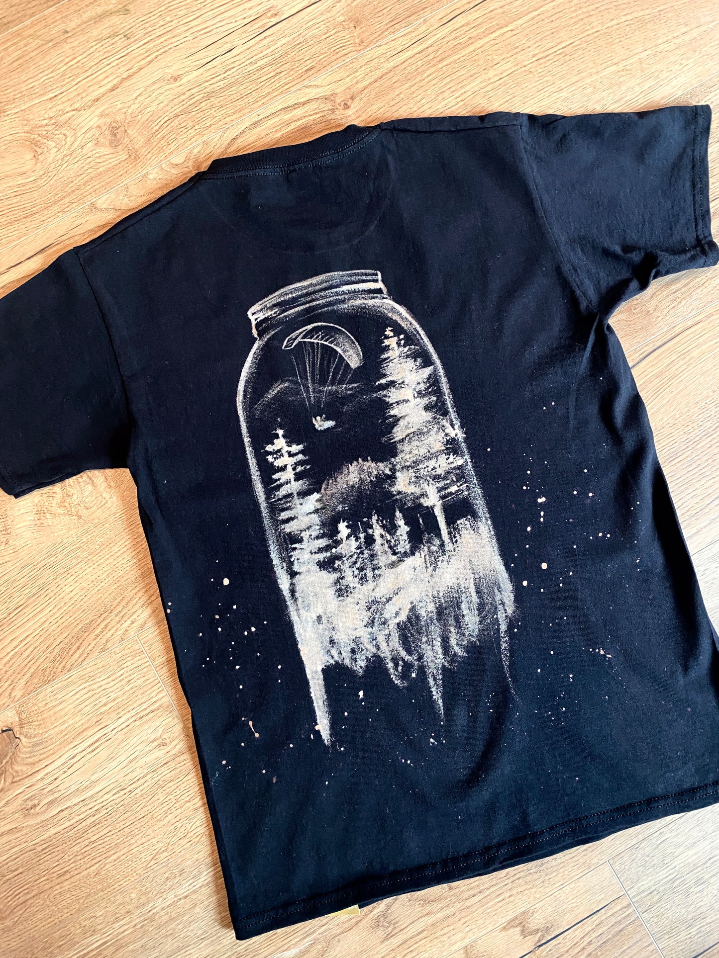 IN A JAR - TINY WORLD | T-Shirt Lara Simons handgemalt Unikat Gleitschirm