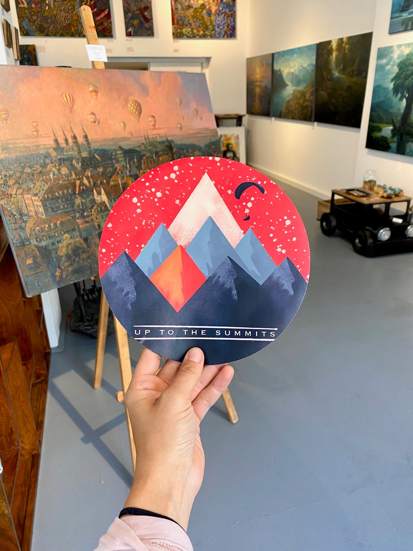 Up to the Summits – Outdoor Sticker für Abenteurer & Gleitschirm-Fans (Ø 20 cm)