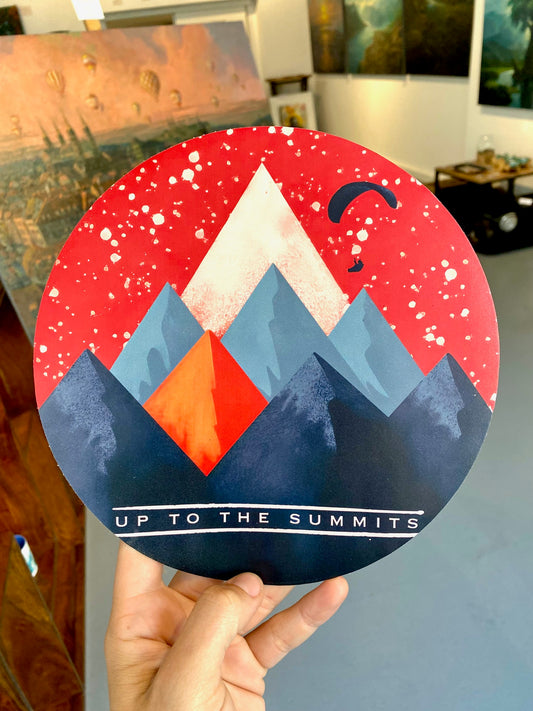 Up to the Summits – Outdoor Sticker für Abenteurer & Gleitschirm-Fans (Ø 20 cm)