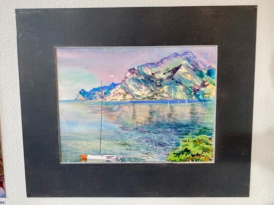 GARDASEE - BERGPANORAMA AM WASSER | Original Aquarell von Alexander Vasilyev - Mediterrane Landschaft als besonderes Weihnachtsgeschenk