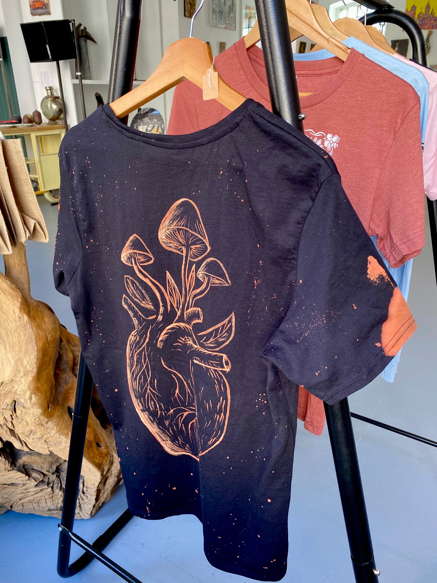 Handgebleichtes Unikat T-Shirt – Herz mit Pilzen | Kunstshirt aus Bamberg | Artwear KDB