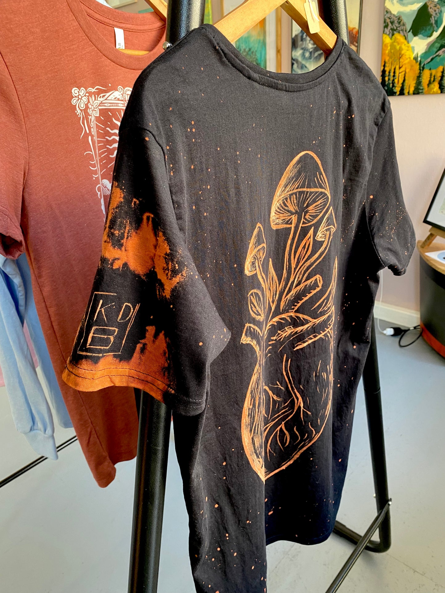 Handgebleichtes Unikat T-Shirt – Herz mit Pilzen | Kunstshirt aus Bamberg | Artwear KDB