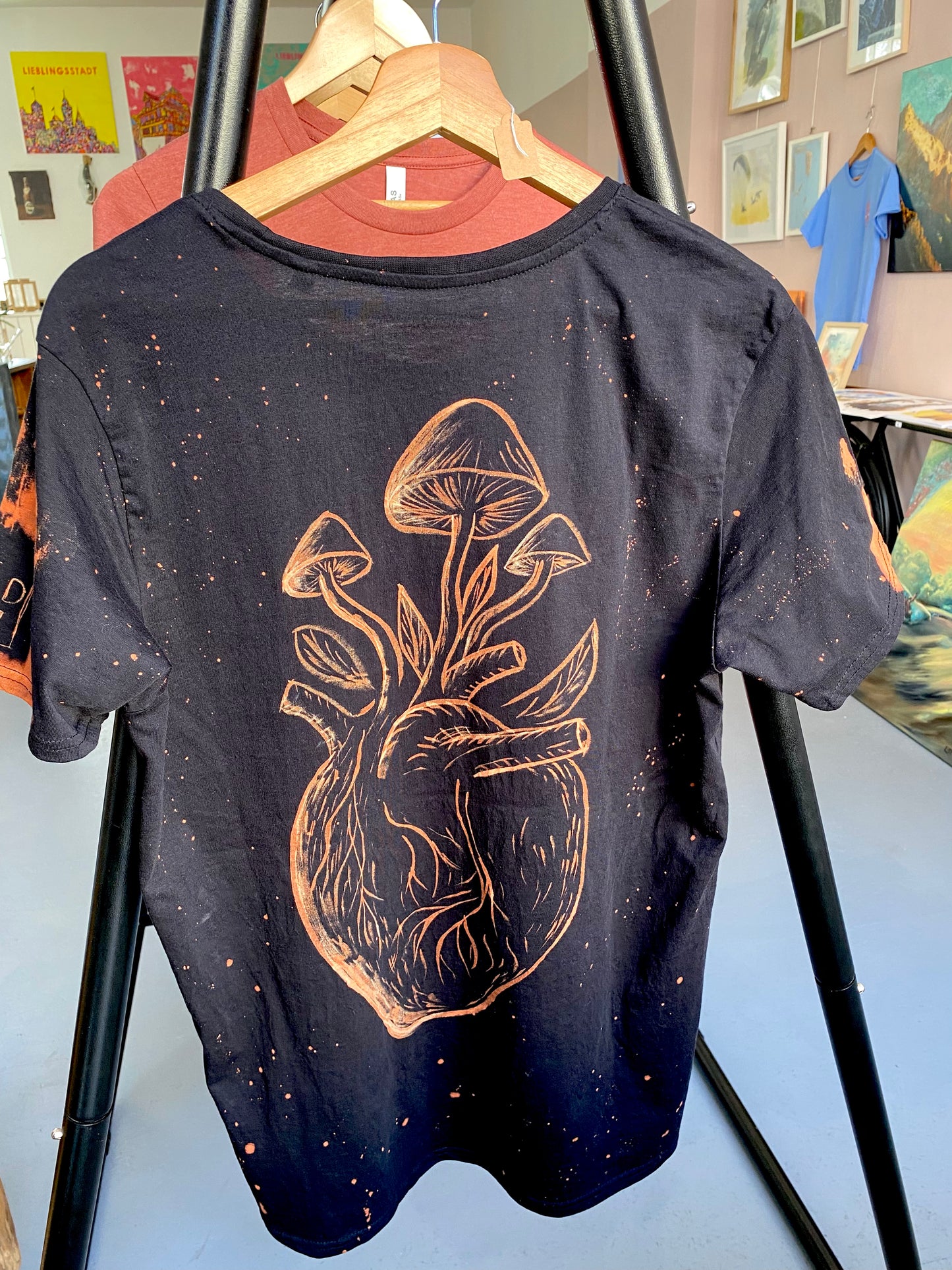 Handgebleichtes Unikat T-Shirt – Herz mit Pilzen | Kunstshirt aus Bamberg | Artwear KDB