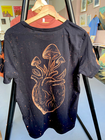 Handgebleichtes Unikat T-Shirt – Herz mit Pilzen | Kunstshirt aus Bamberg | Artwear KDB