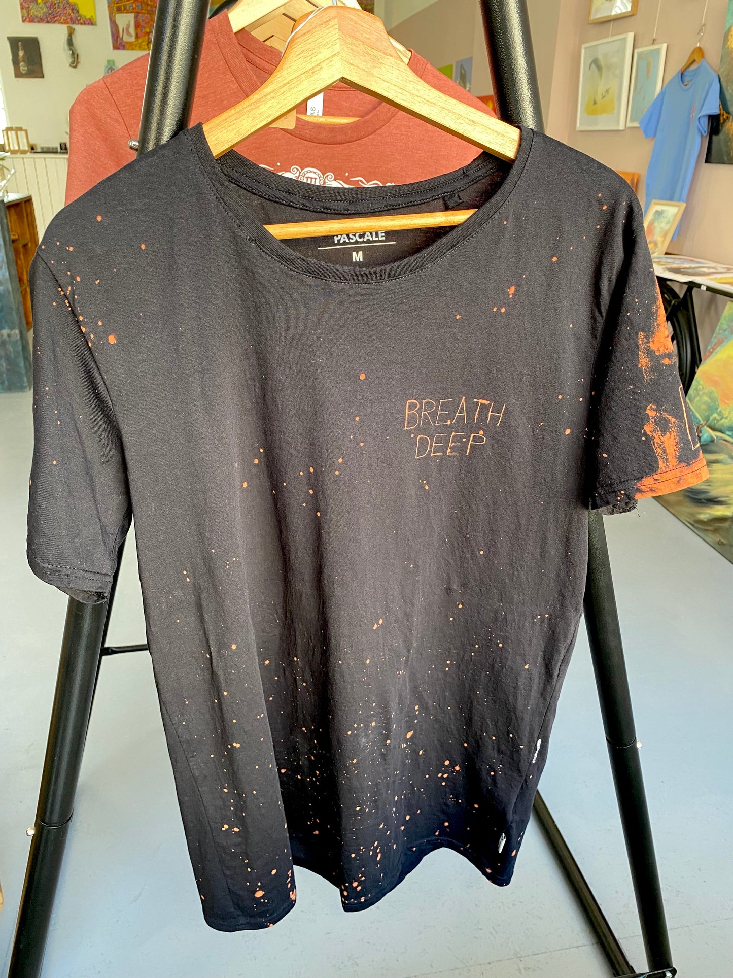 Handgebleichtes Unikat T-Shirt – Herz mit Pilzen | Kunstshirt aus Bamberg | Artwear KDB
