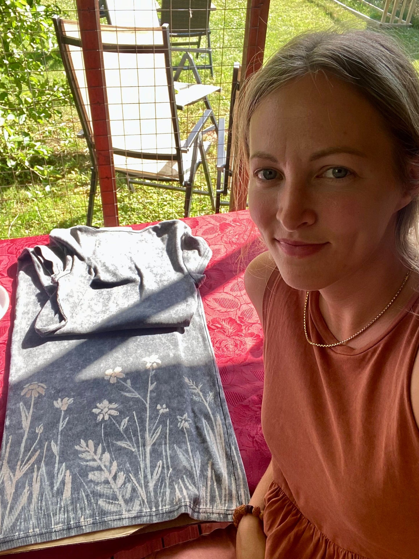 Unikat: Handgebleichtes Sommerkleid mit Wildblumenmotiv – Größe M