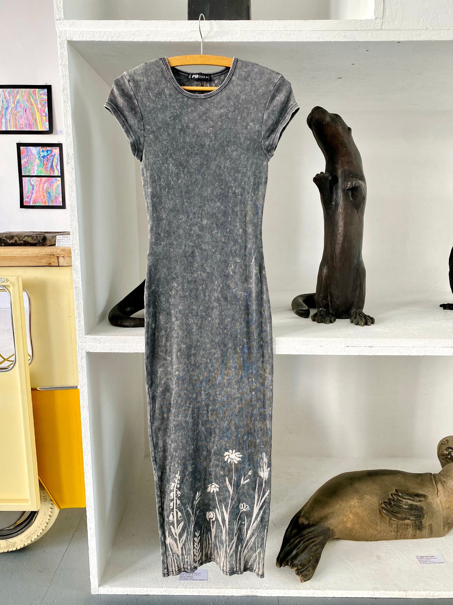 Unikat: Handgebleichtes Sommerkleid mit Wildblumenmotiv – Größe M