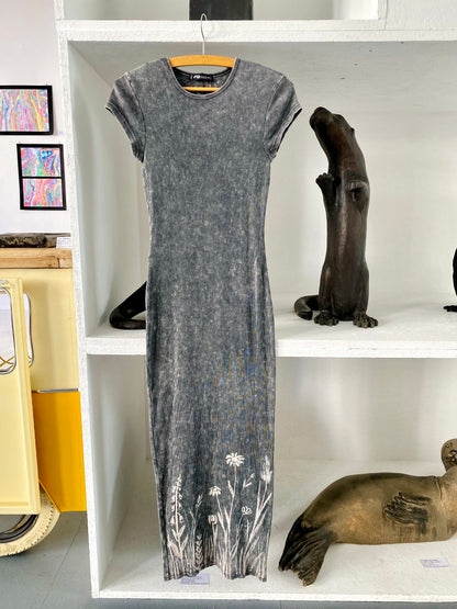 Unikat: Handgebleichtes Sommerkleid mit Wildblumenmotiv – Größe M