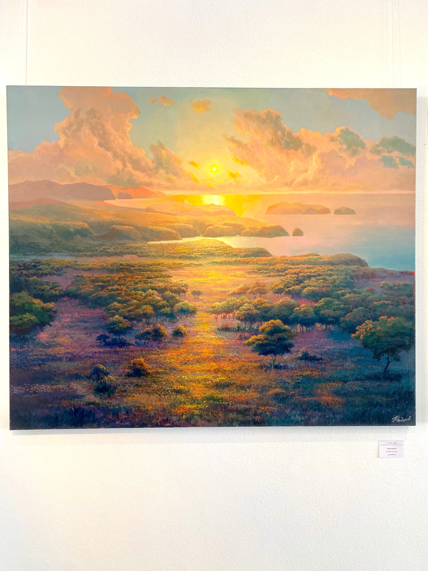 Die Landschaft badet im warmen Licht der Abendsonne mit einem weiten Blick in die Ferne