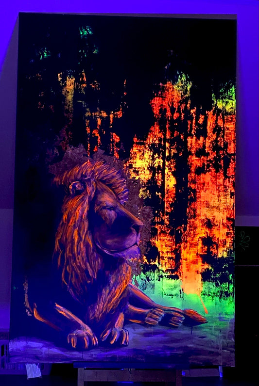 Leuchtender Löwe – Acrylbild mit UV-Farbe, Schwarzlicht-Effekt & Blattgold | 100×160 cm Unikat