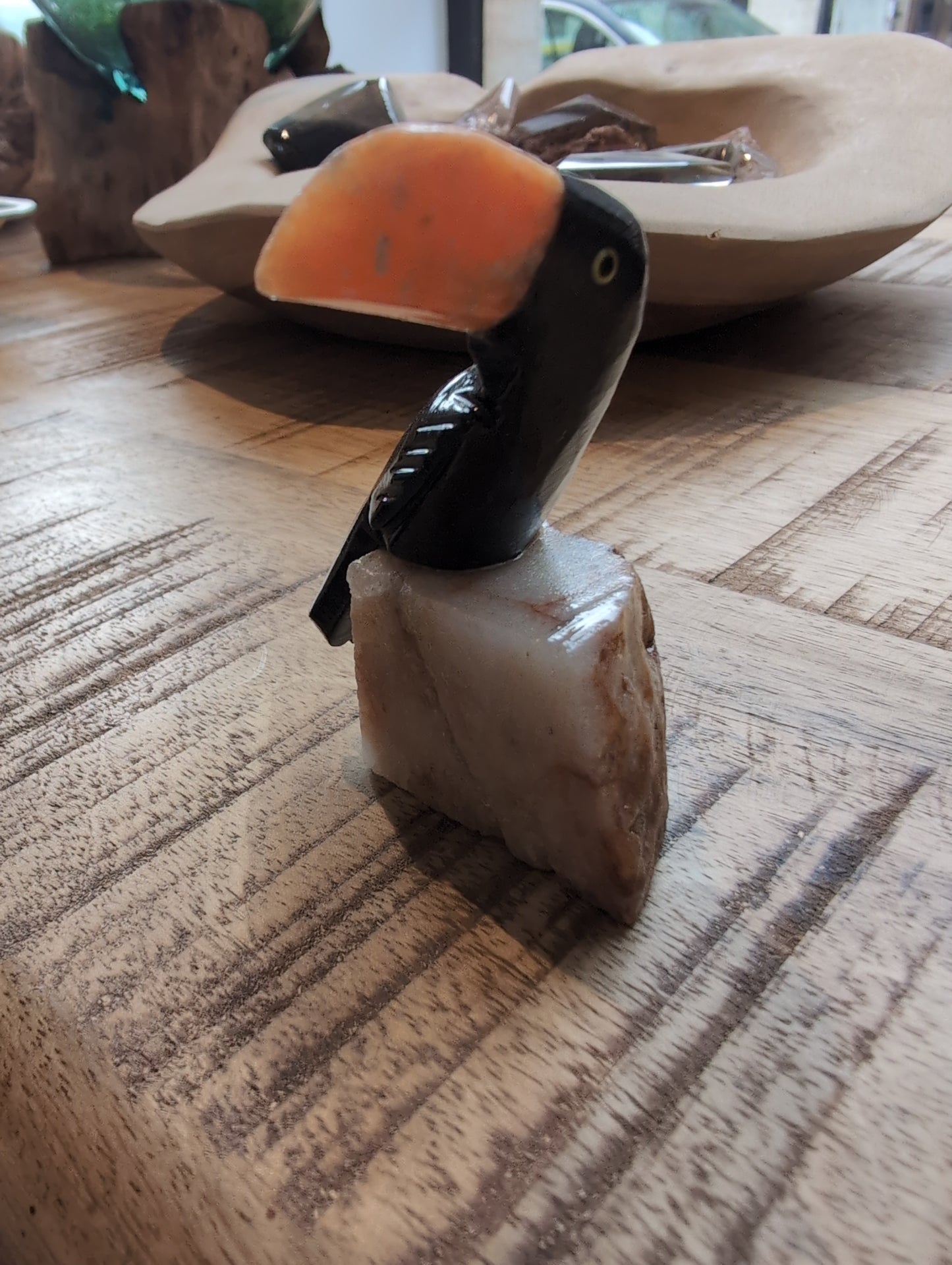 Brasilianische Vögel aus Naturstein handgeschnitzt