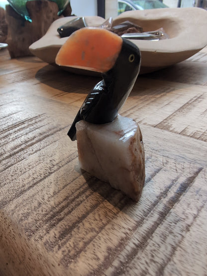Brasilianische Vögel aus Naturstein handgeschnitzt